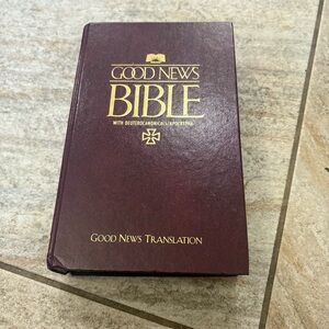 Good News Bible With Deuterocanonicals/Apocrypha Cover has Wear Pages Great